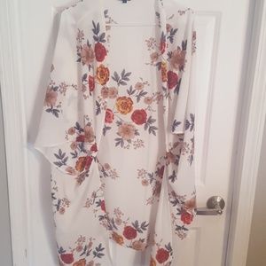 Kimono cream with flowers